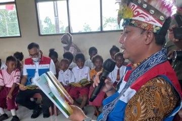 Dongeng Kampung Klayas, Saat Direktur Operasi KPI Ajarkan Hemat Air kepada Anak Papua