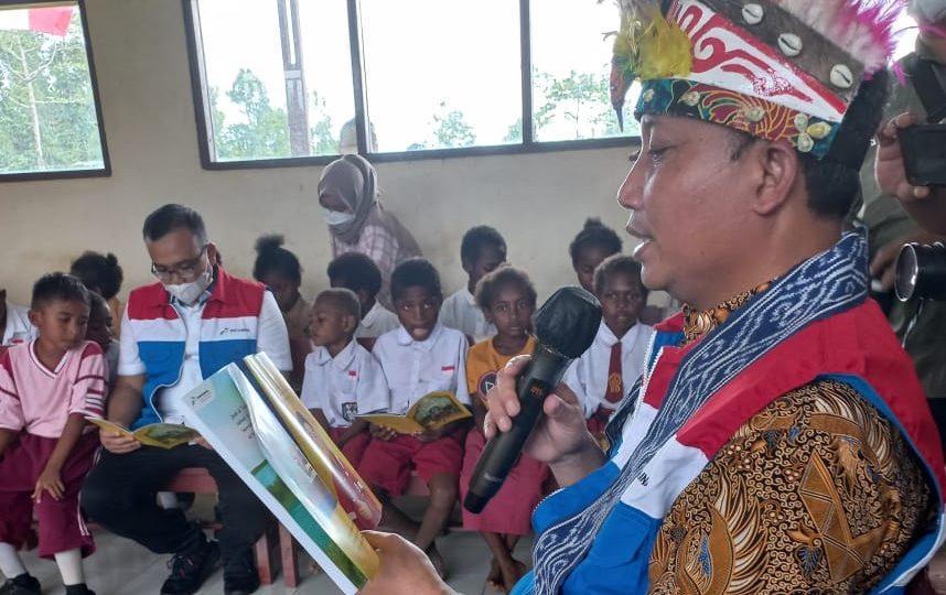 Dongeng Kampung Klayas, Saat Direktur Operasi KPI Ajarkan Hemat Air kepada Anak Papua