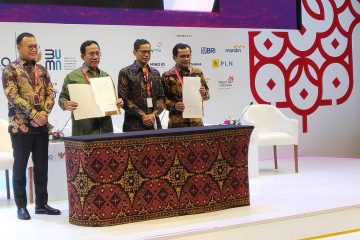 Bukit Asam Bangun PLTS di Area Pabrik Semen Indonesia