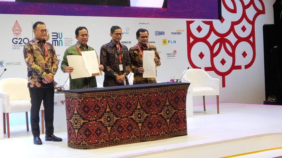 Bukit Asam Bangun PLTS di Area Pabrik Semen Indonesia