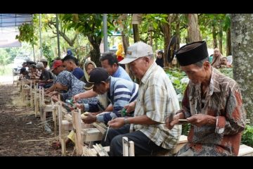 Berdayakan 1.127 Lansia Produksi Tusuk Sate, PTBA Raih Rekor MURI