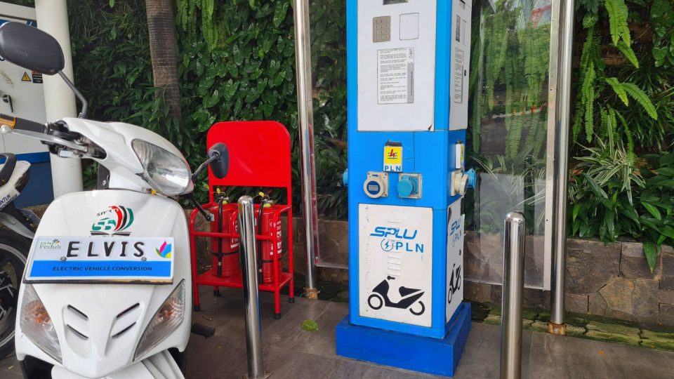 PLN Siap Bangun 1.500 Charging Station untuk Motor Listrik Greentech