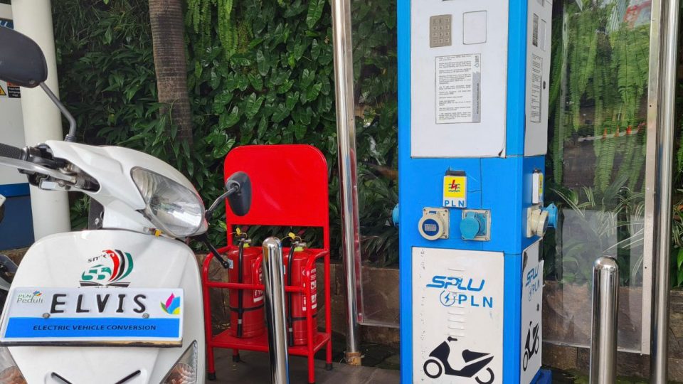 Masyarakat Golongan 450-900 VA Apa Bisa Isi Ulang Daya Motor Listrik di Rumah? Ini Penjelasan PLN