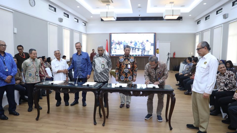 Pertamina Teken Kontrak Kerja Sama Pengelolaan WK Peri Mahakam dan WK East Natuna