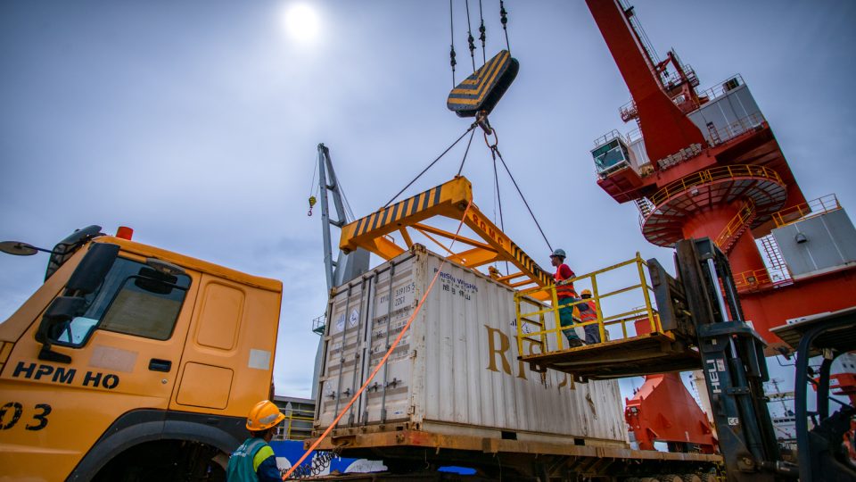 Indonesia Ekspor Perdana Nikel Sulfat Sebesar 5.584 Ton ke China