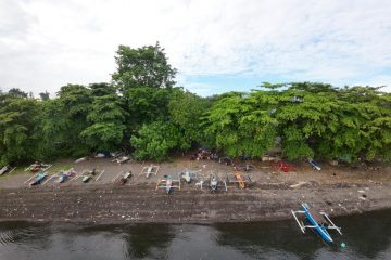 Hari Lingkungan Hidup Sedunia, PGE Bersama KLHK Bersihkan Pantai Malalayang