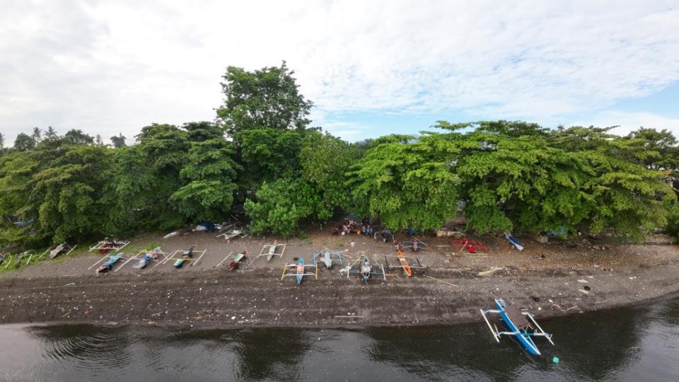 Hari Lingkungan Hidup Sedunia, PGE Bersama KLHK Bersihkan Pantai Malalayang