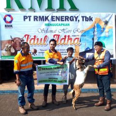 Peduli Masyarakat Sekitar Area Operasional, RMK Energy Grup Bagikan Hewan Kurban