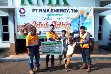 Peduli Masyarakat Sekitar Area Operasional, RMK Energy Grup Bagikan Hewan Kurban