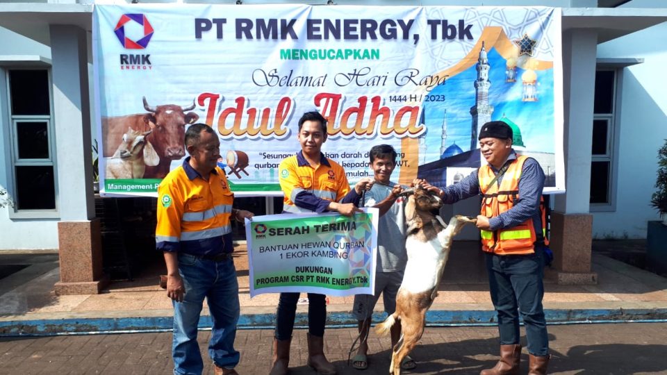 Peduli Masyarakat Sekitar Area Operasional, RMK Energy Grup Bagikan Hewan Kurban