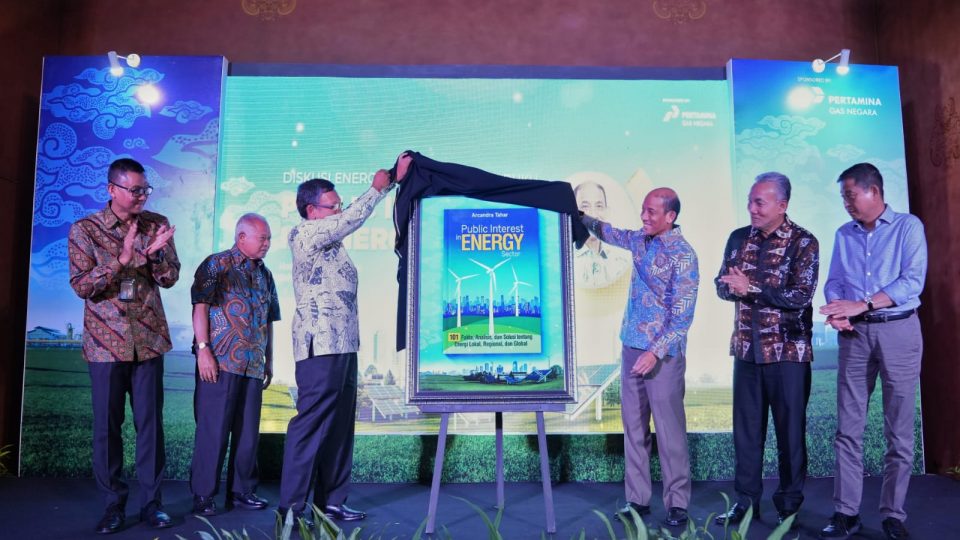 Cara Mudah Memahami Sektor Energi Secara Komperehensif melalui Buku “Public Interest in Energy Sector” Karya Arcandra Tahar
