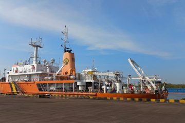 Kapal Geomarin III Badan Geologi Buru Cadangan Migas di Perairan Bone