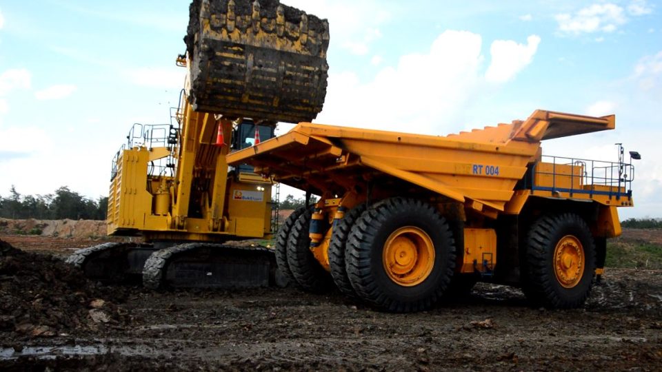 PTBA Operasikan Hybrid Dump Truck hingga Bus Listrik Demi Tekan Emisi