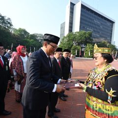 President Director & CEO Badak LNG Terima Tanda Kehormatan Satyalancana Wira Karya