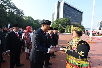 President Director & CEO Badak LNG Terima Tanda Kehormatan Satyalancana Wira Karya