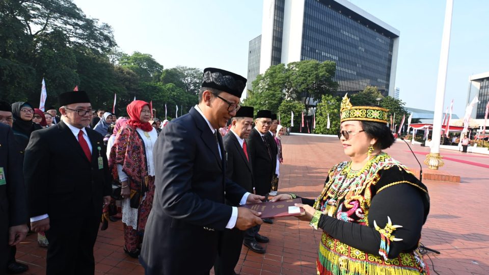 President Director & CEO Badak LNG Terima Tanda Kehormatan Satyalancana Wira Karya