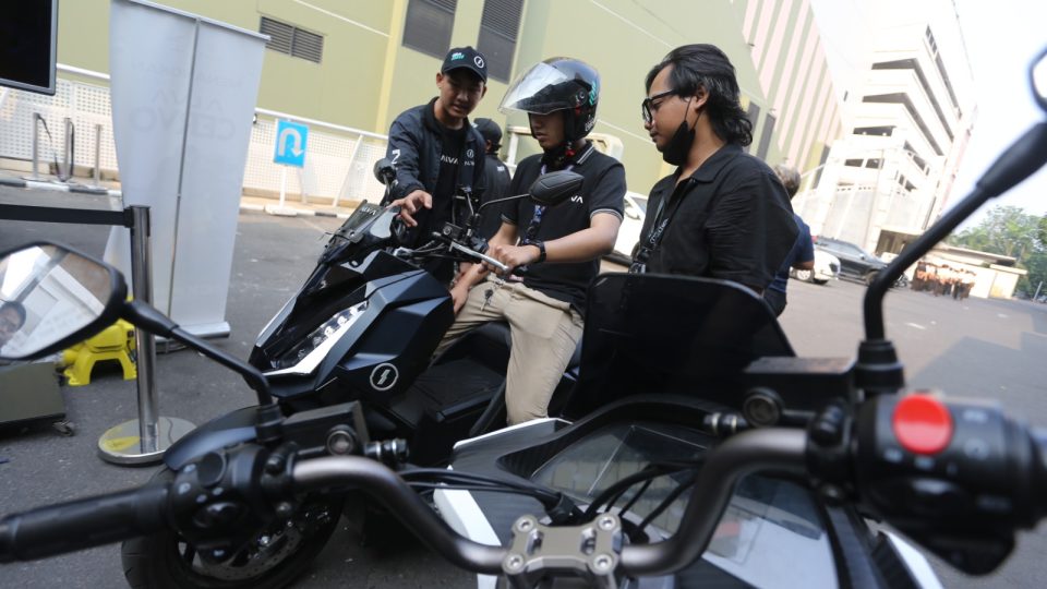 Dukung Upaya Kurangi Polusi Udara, Momotor.id Bersama ALVA Sosialisasikan Motor Listrik