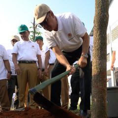 Kurangi Polusi Udara, KLHK Lakukan Aksi Tanam Pohon di Tangerang