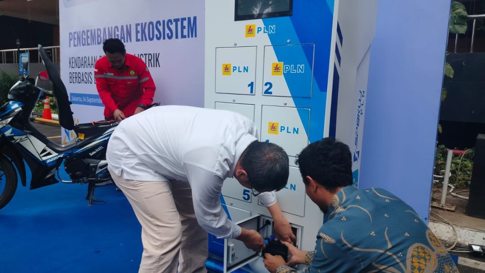 Ini Perbandingan Biaya Gunakan Motor Listrik dan Motor Konvensional 