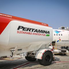 Pertamina Patra Niaga Lakukan Pengisian Perdana Sustainable Aviation Fuel Bagi Penerbangan Komersil