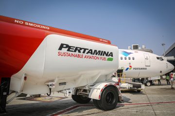 Pertamina Patra Niaga Lakukan Pengisian Perdana Sustainable Aviation Fuel Bagi Penerbangan Komersil