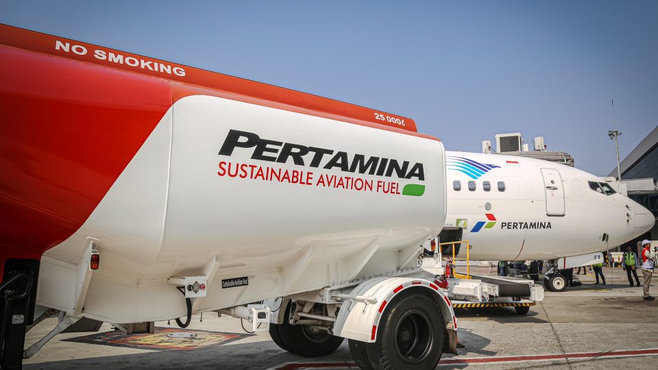 Pertamina Patra Niaga Lakukan Pengisian Perdana Sustainable Aviation Fuel Bagi Penerbangan Komersil