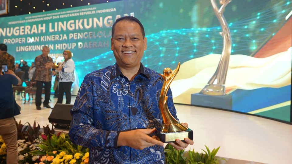 United Tractors Raih Proper Emas KLHK