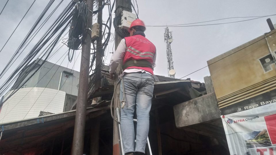 PLN Icon Plus Rutin Lakukan Penataan Kabel di Wilayah Rangkasbitung