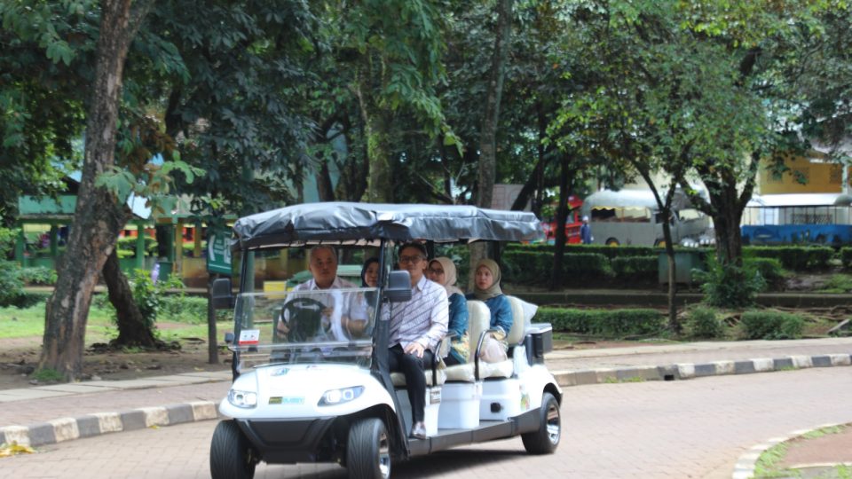 Paiton Energy Donasi Transportasi Listrik untuk TM Ragunan