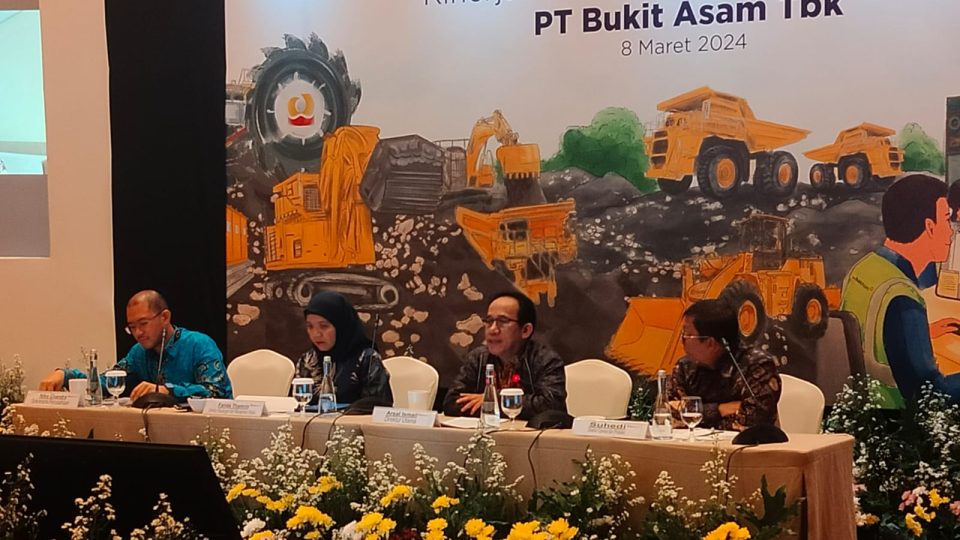 Harga Batu Bara Menyusut, Laba Bersih Bukit Asam 2023 Anjlok 51,5%