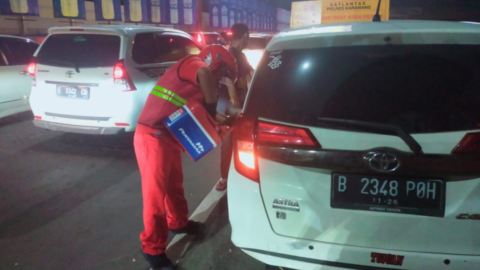Motoris Gerak Cepat Layani Pemudik Kehabisan Bensin di Tol Semarang – Solo