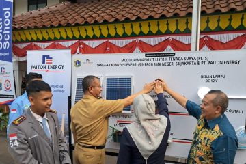 Dukung Pengurangan Emisi Karbon, Paiton Energy Bangun PLTS Atap di SMKN 54 Jakarta