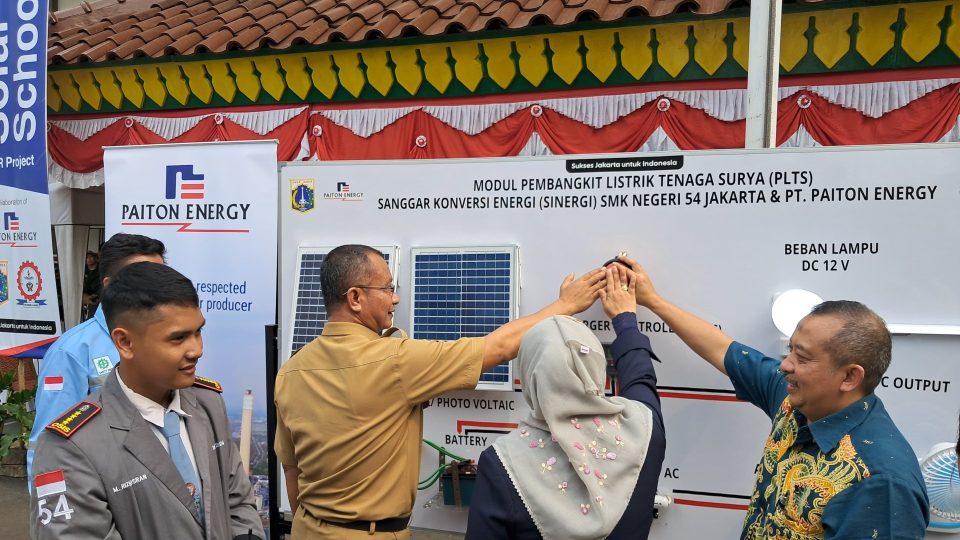 Dukung Pengurangan Emisi Karbon, Paiton Energy Bangun PLTS Atap di SMKN 54 Jakarta