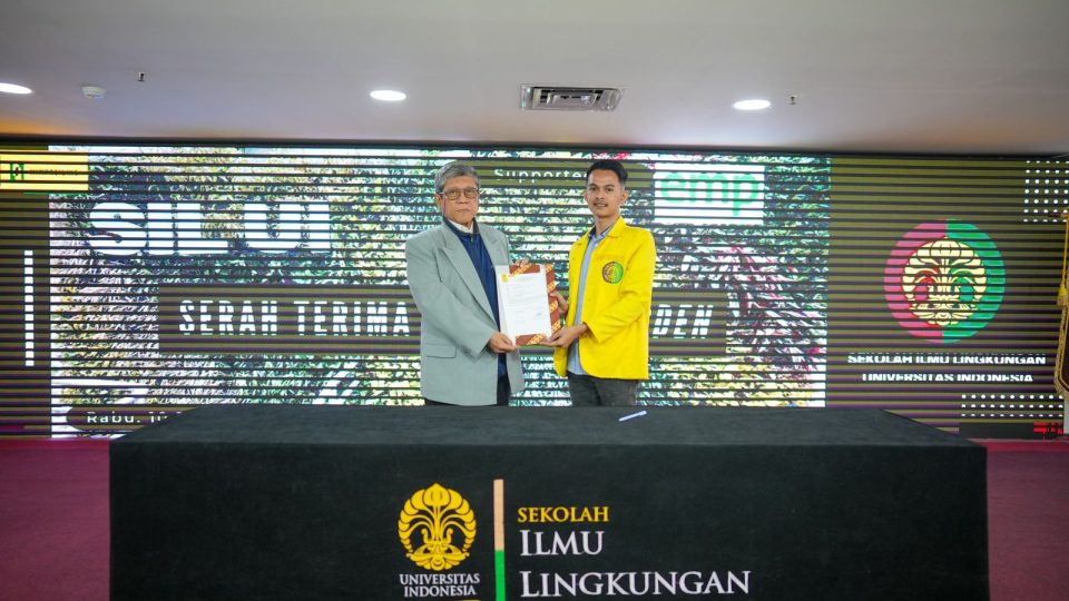 Kolaborasi Himpasiling UI dan Energi Mega Persada Wujudkan Taman Vertikal Sekolah Ilmu Lingkungan