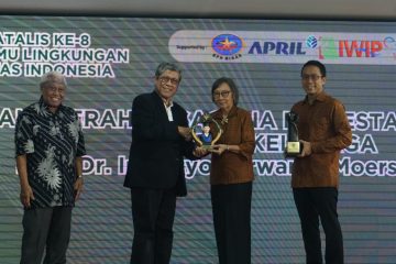 SIL UI Berikan Penghargaan “Saguna Ila Lestari” kepada Almarhum Prof Setyo Mursidik