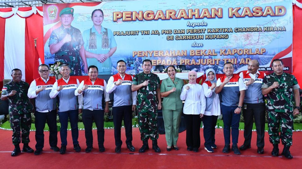 Sinergi, Pertamina – TNI AD Salurkan Bantuan ke Warga Kupang