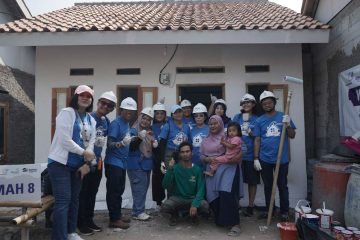 Pekerja MedcoEnergi Ambil Bagian Bangun Rumah di Mauk