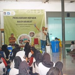 SIL UI Latih Siswa SMAN 8 Depok Pengomposan Sampah Organik dengan Komposter Aerobik