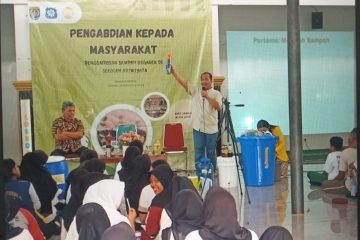 SIL UI Latih Siswa SMAN 8 Depok Pengomposan Sampah Organik dengan Komposter Aerobik