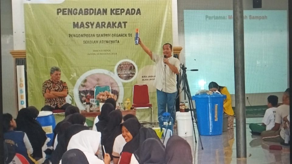 SIL UI Latih Siswa SMAN 8 Depok Pengomposan Sampah Organik dengan Komposter Aerobik