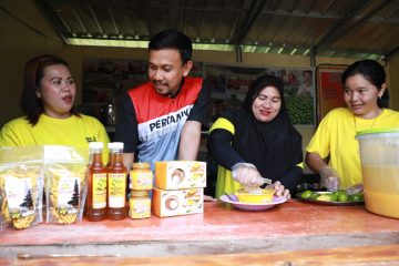 Kolaborasi dengan Trasmigran Bali di Muara Enim, Pertamina EP Limau Luncurkan Inovasi Bioplastik Jeruk