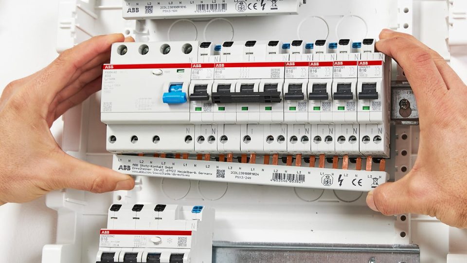 Inovasi Elektrifikasi MCB ABB Dukung Transisi Energi