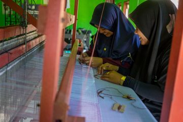 Bangkitkan Budaya Tenun di Desa Mantar,  AMMAN Raih Penghargaan Subroto 2024