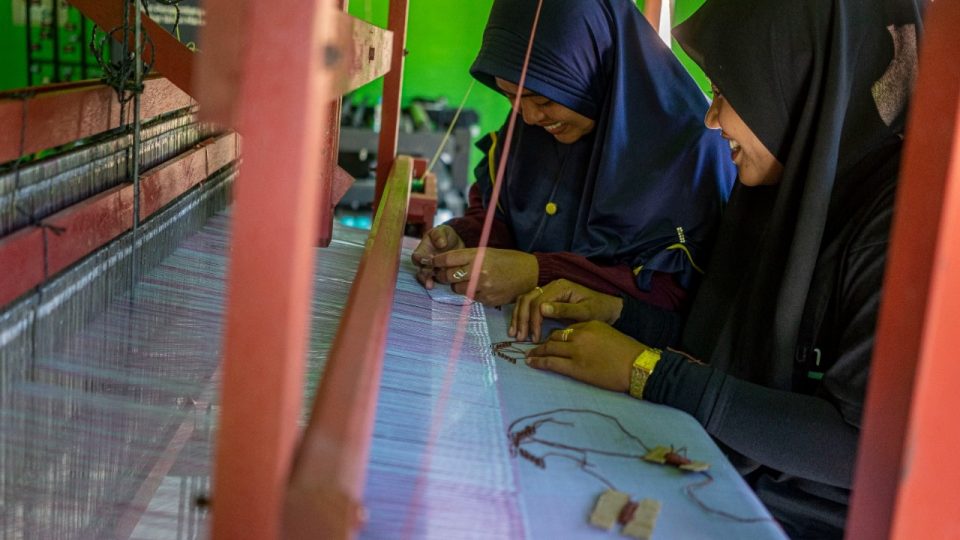 Bangkitkan Budaya Tenun di Desa Mantar,  AMMAN Raih Penghargaan Subroto 2024