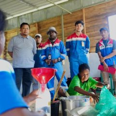 KPI Berdayakan Perempuan Suku Moi Lemas Olah Minyak Kelapa di Kampung Klayas