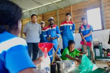 KPI Berdayakan Perempuan Suku Moi Lemas Olah Minyak Kelapa di Kampung Klayas