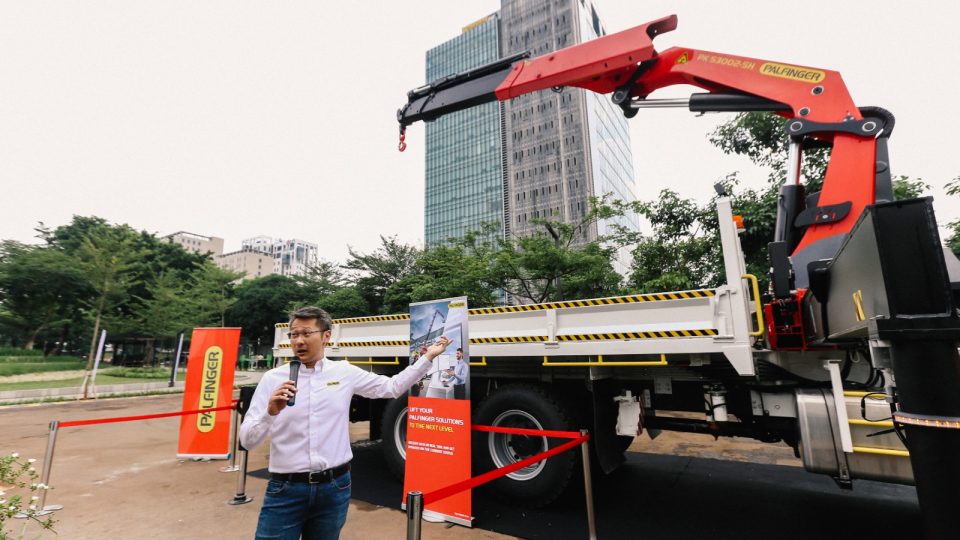 Mounted Crane PK 53002 Sanggar Sarana Baja Dorong Lifting Pertambangan