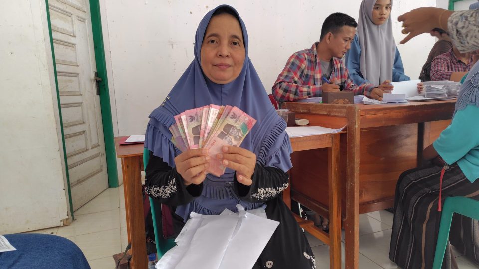 Bumi Siak Pusako Bayarkan Dana Kompensasi Survei Seismik 2D Kepada Ratusan Petani di Mukti Jaya Rokan Hilir Riau