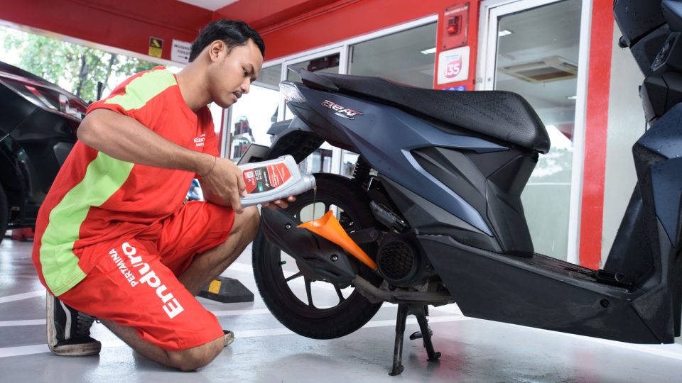 4 Tips Mudah Cara Mengenali Oli Asli dan Palsu Pertamina