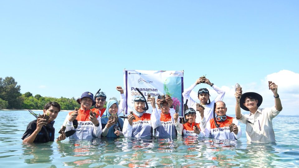 PIS Tanam 3000 Bibit Lamun di Teluk Bakau